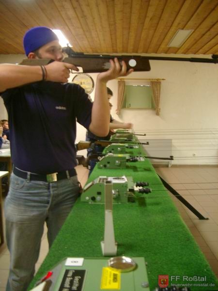 Bild 1 von 17 Erste Station: Schie&szlig;en mit dem Luftgewehr