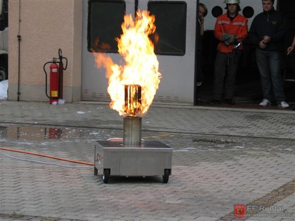 Bild 5 von 15 Eine Spraydose, gesch&uuml;tzt durch einen Metallk&auml;fig, wird zum bersten gebracht.