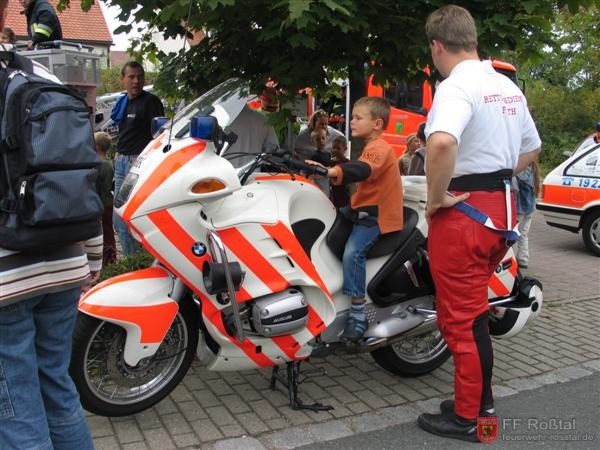 Bild 7 von 15 Ebenfalls vom BRK F&uuml;rth das Notarzt-Motorrad.