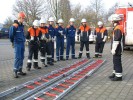 KBM Frank Bauer erkl�rt die Handhabung der Steckleiter
  