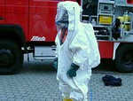 Ein Atemschutzger�tetr�ger im Chemieschutzanzug